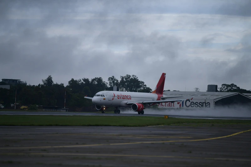 A320 de Avianca aterrizando en La Aurora. Foto: MHernandez